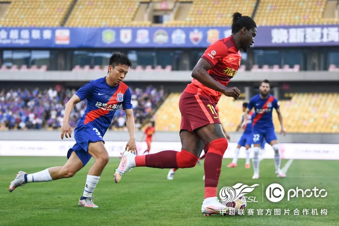 المهاجم الكونغولي أوسكار ماروتو يغير جنسيته الرياضية لتمثيل الصين